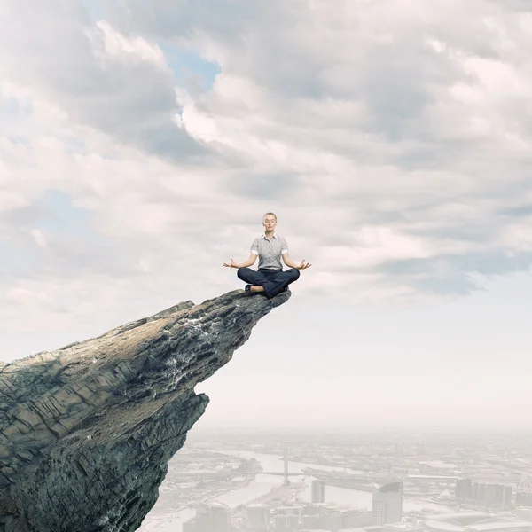 Mujer meditante — Foto de Stock