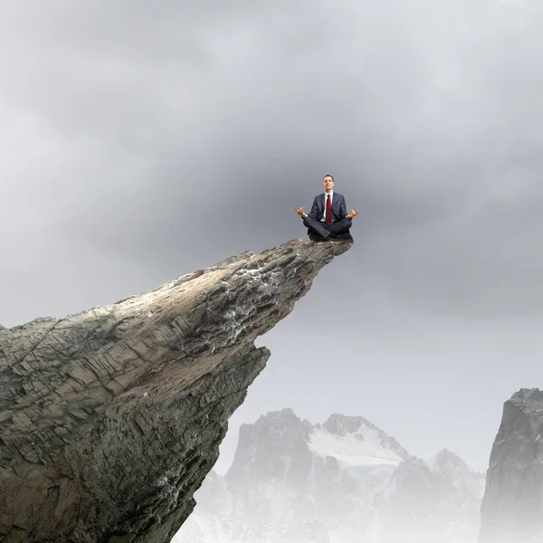 Meditando hombre de negocios — Foto de Stock