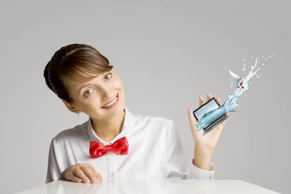 Vrouw met laptop — Stockfoto