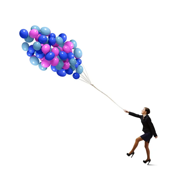 Mujer de negocios caminando con un montón de globos de colores —  Fotos de Stock