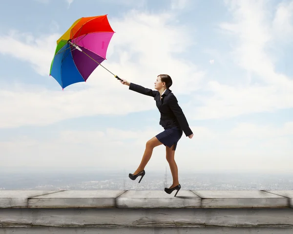 带着雨伞的女人 — 图库照片