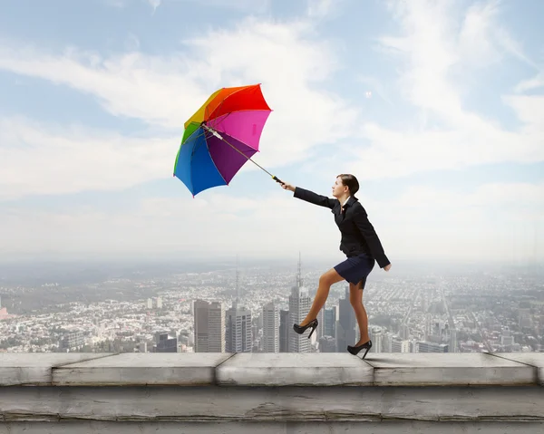 Frau mit Regenschirm — Stockfoto