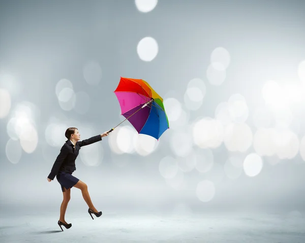 Kvinne med paraply – stockfoto