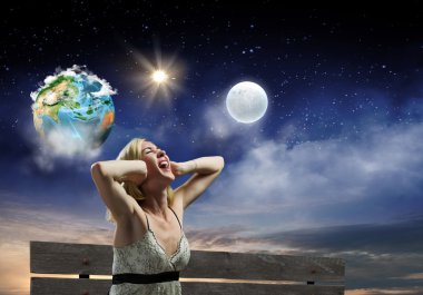 kulakları avuç içi ile kapatma ve çığlık atan genç bir kadın