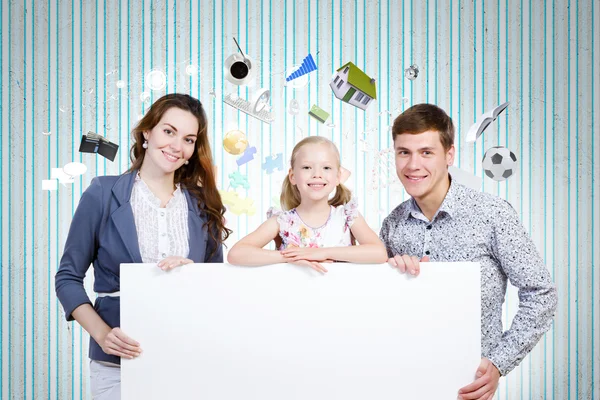 Lycklig familj håller vit blank banner — Stockfoto