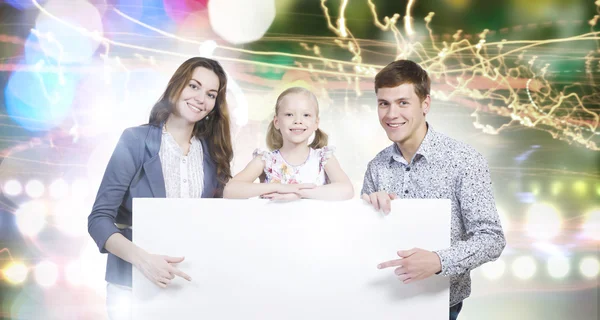 Familia feliz sosteniendo bandera blanca en blanco — Foto de Stock