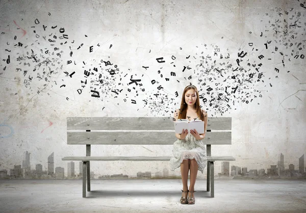 Girl reading book — Stock Photo, Image