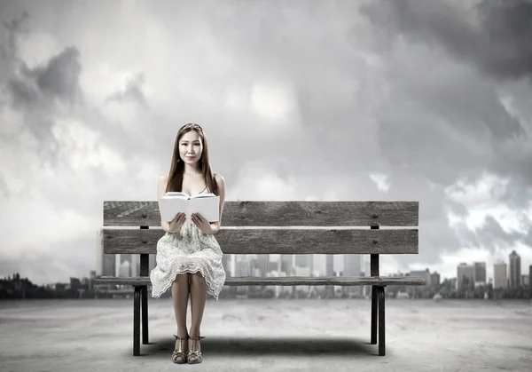 Girl reading book — Stock Photo, Image