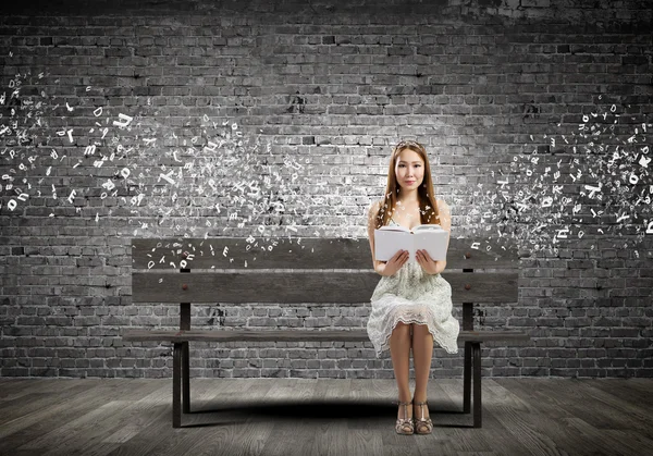 Girl reading book — Stock Photo, Image