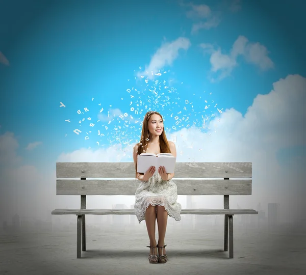 Girl reading book — Stock Photo, Image