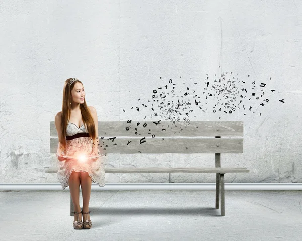 Chica leyendo libro — Foto de Stock