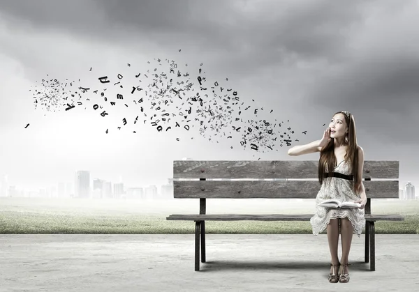 Girl reading book — Stock Photo, Image