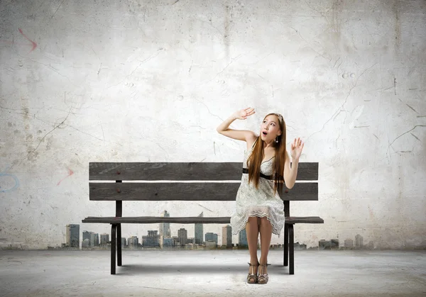 Mädchen auf Bank — Stockfoto