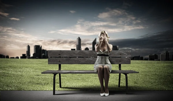 Vrouw sluiten ogen met palmen — Stockfoto