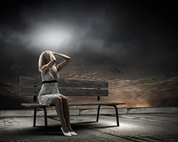 Mujer cerrando ojos con palmas — Foto de Stock