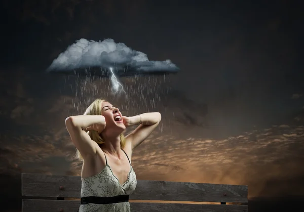 Jonge vrouw sluiten oren met palmen en schreeuwen — Stockfoto