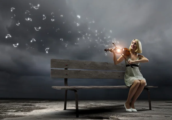 拉小提琴的年轻女子 — 图库照片