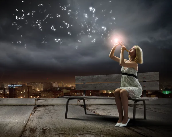 Joven mujer jugando al fife — Foto de Stock