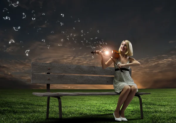 Mujer joven tocando el violín — Foto de Stock