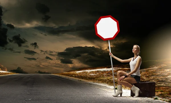Chica con señal de tráfico — Foto de Stock