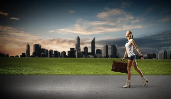 Hermosa chica viajera — Foto de Stock