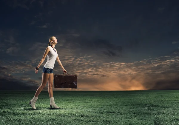 Bella ragazza viaggiatore — Foto Stock