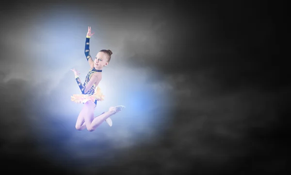 Dziewczynka gimnastyczka — Zdjęcie stockowe