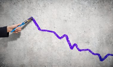 kişi el duvarın üzerinde grafik çizimi