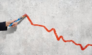 kişi el duvarın üzerinde grafik çizimi