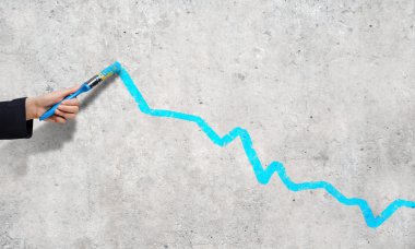 kişi el duvarın üzerinde grafik çizimi