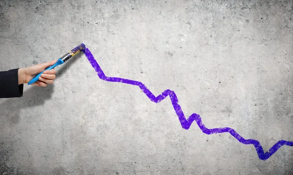 kişi el duvarın üzerinde grafik çizimi