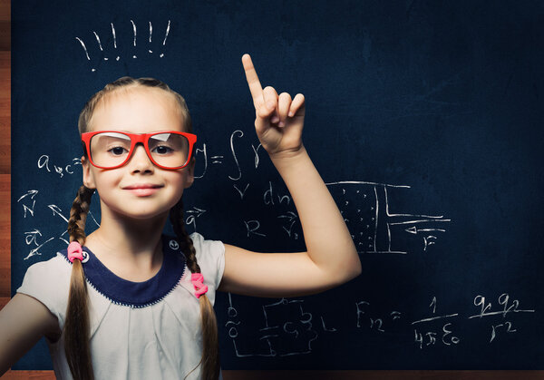 Добрая девочка в школе
