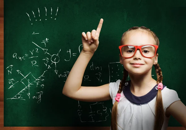 Chica prodigiosa en la escuela — Foto de Stock