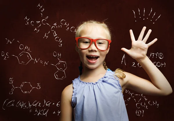 Chica prodigiosa en la escuela — Foto de Stock