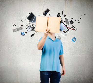 Adam açık bir kitap tutuyor.