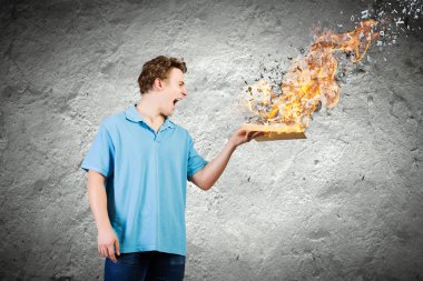 Adam açık bir kitap tutuyor.