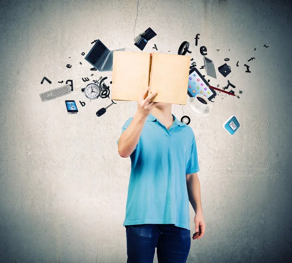 Hombre sosteniendo libro abierto — Foto de Stock