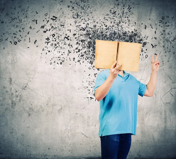 Homem segurando livro aberto — Fotografia de Stock