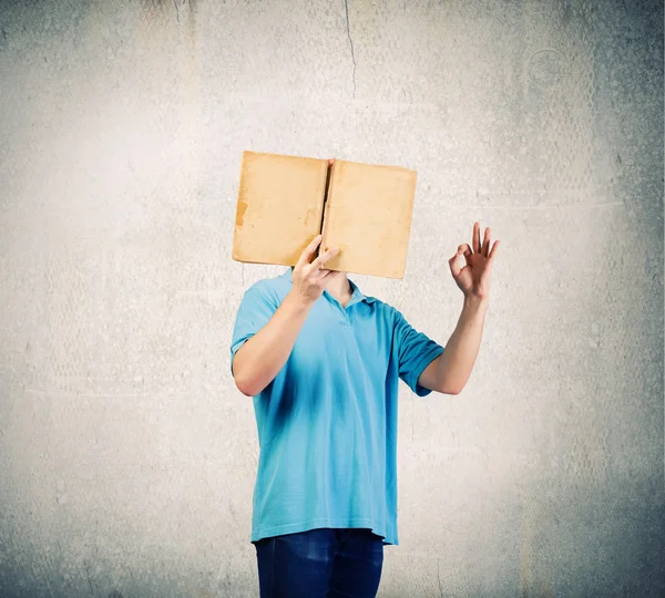 Man met open boek — Stockfoto