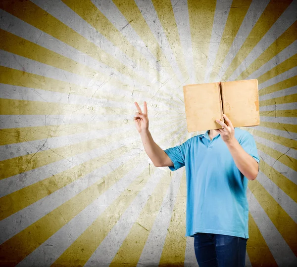 Uomo in possesso di libro aperto — Foto Stock