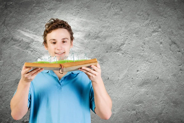 Mann mit offenem Buch — Stockfoto