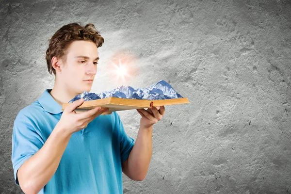 Man holding open book — Stock Photo, Image