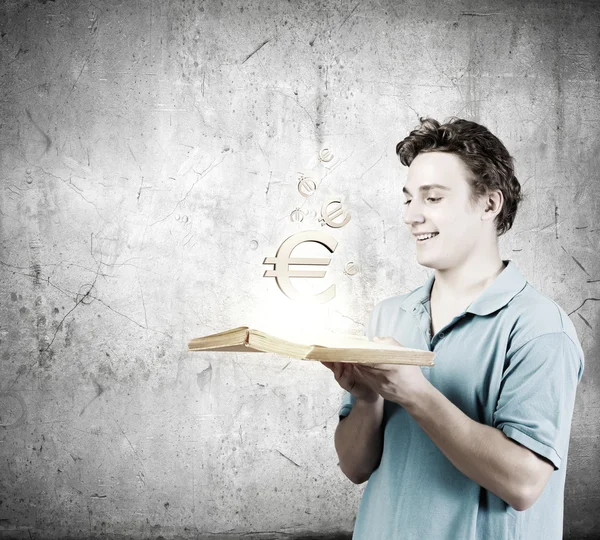 Hombre sosteniendo libro abierto — Foto de Stock