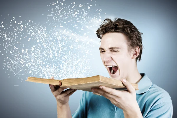 Homem segurando livro aberto — Fotografia de Stock