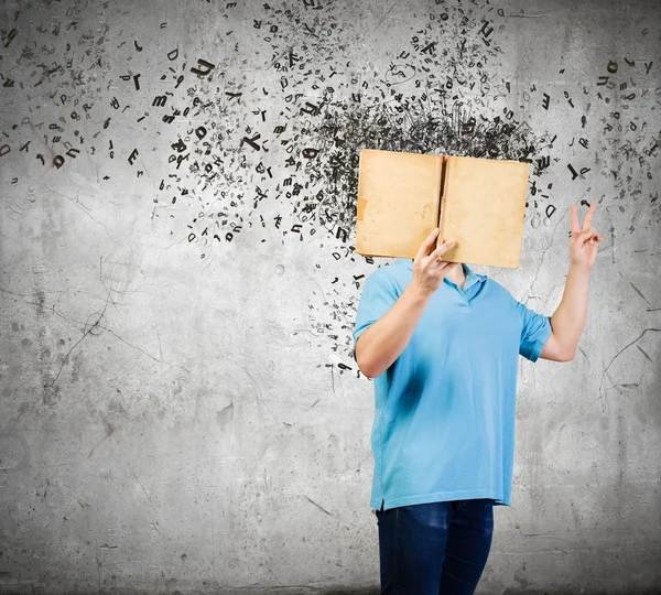 Man met boek — Stockfoto