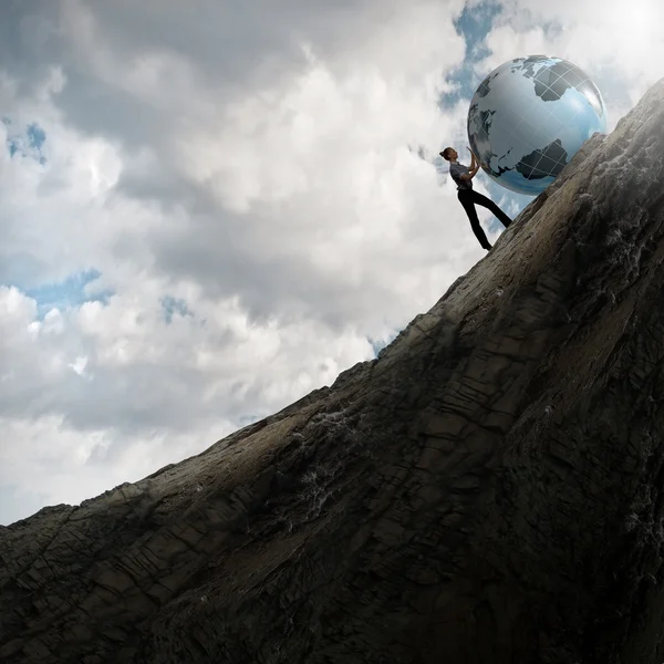 Frau schiebt Planeten an — Stockfoto