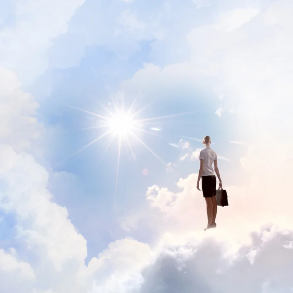 Geschäftsfrau im Himmel — Stockfoto