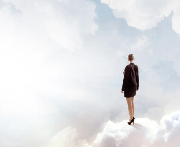 Affärskvinna i himlen — Stockfoto