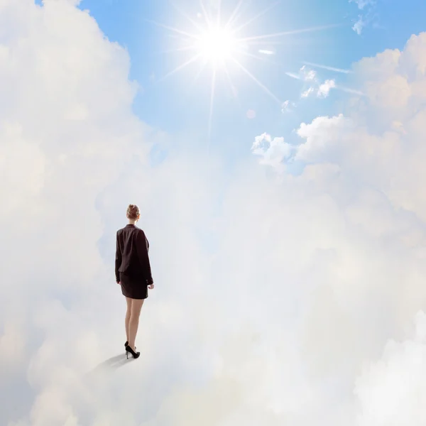 Mujer de negocios en el cielo — Foto de Stock
