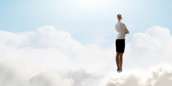 Mujer de negocios en el cielo — Foto de Stock